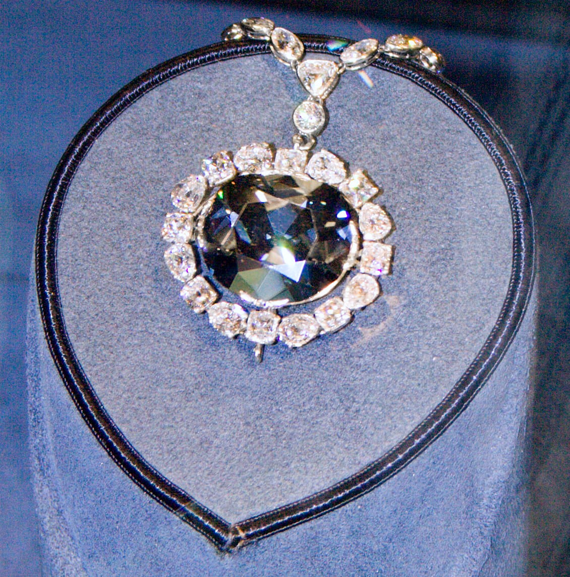 The Hope Diamond (Smithsonian NMNH) by David Bjorgen (Smithsonian NMNH) — PUBLIC DOMAIN via smithsonian